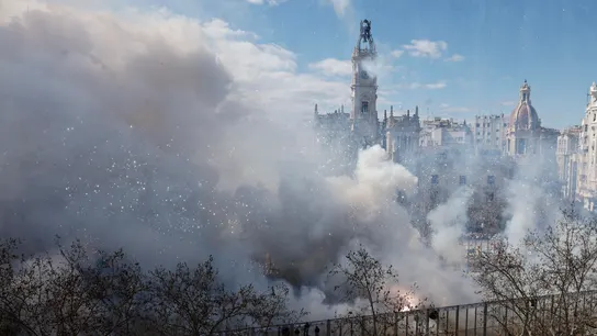La mascletà de Pirotecnia Aitana en la Plaza del Ayuntamiento de Valencia La mascletà de Pirotecnia Aitana en la Plaza del Ayuntamiento de Valencia