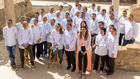 Imagen de archivo de los cocineros 3 Soles veteranos y nuevos de la Guía Repsol en marzo de 2024 en el Foro Romano de Cartagena (Murcia). Imagen de archivo de los cocineros 3 Soles veteranos y nuevos de la Guía Repsol en marzo de 2024 en el Foro Romano de Cartagena (Murcia).