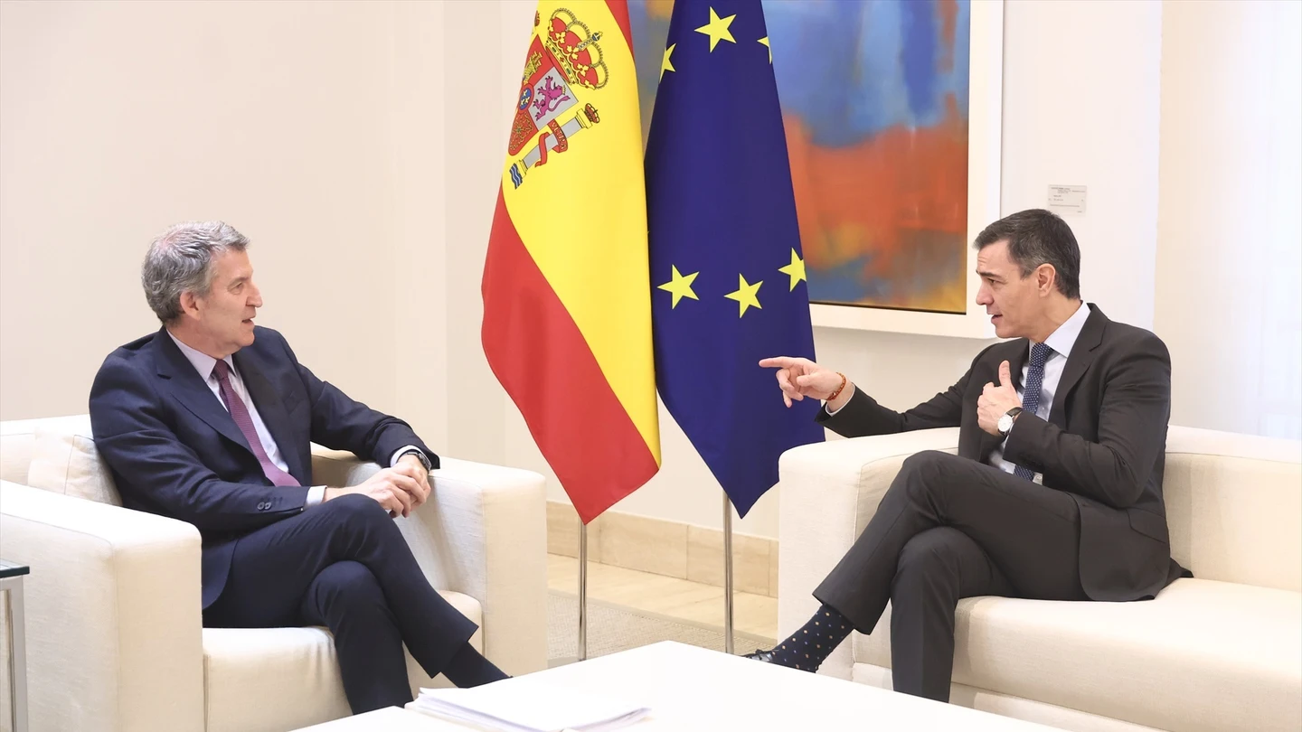 Pedro Sánchez recibe a Alberto Núñez Feijóo en el Palacio de la Moncloa. Pedro Sánchez recibe a Alberto Núñez Feijóo en el Palacio de la Moncloa.