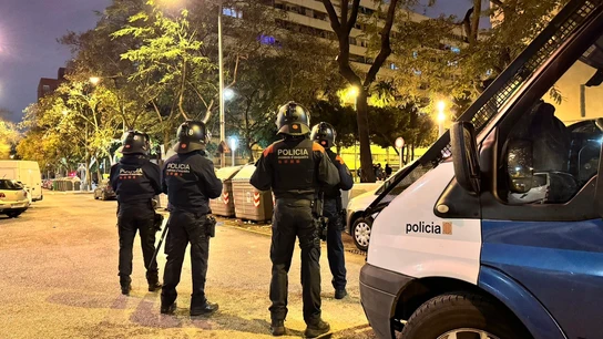 Agentes desplegados en la Mina de Sant Adrià de Besòs (Barcelona), este lunes a primera hora. Agentes desplegados en la Mina de Sant Adrià de Besòs (Barcelona), este lunes a primera hora.
