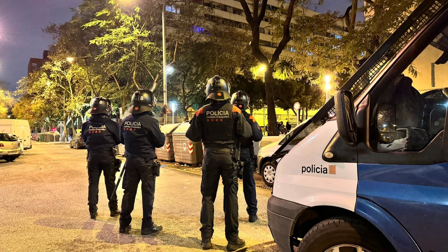 Agentes desplegados en la Mina de Sant Adrià de Besòs (Barcelona), este lunes a primera hora. Agentes desplegados en la Mina de Sant Adrià de Besòs (Barcelona), este lunes a primera hora.