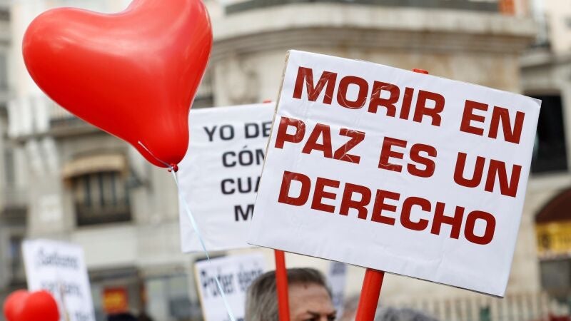 Pancarta en una manifestación por el derecho a una muerte digna Pancarta en una manifestación por el derecho a una muerte digna