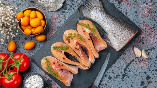 Presentación de unos cortes de salmón, un ejemplo de pescado azul. Presentación de unos cortes de salmón, un ejemplo de pescado azul.