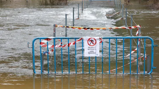 Vista de una pasarela que prohíbe el paso sobre el río Manzanares en Madrid este lunes tras las fuertes lluvias que ha dejado la borrasca Laurence. Vista de una pasarela que prohíbe el paso sobre el río Manzanares en Madrid este lunes tras las fuertes lluvias que ha dejado la borrasca Laurence.