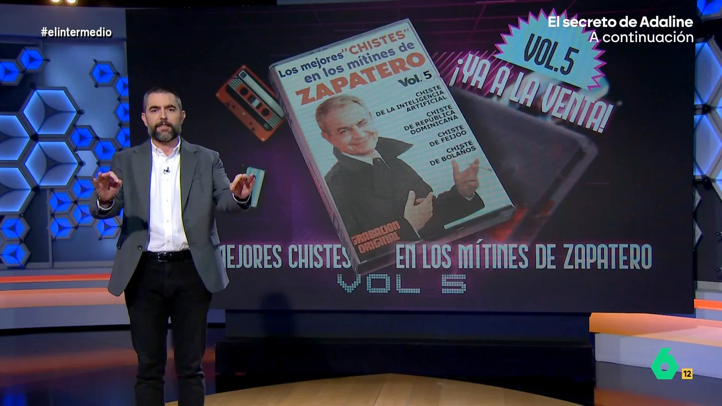 Dani Mateo 'anuncia' que el PSOE va a lanzar un casete con chistes de Zapatero: "Está disponible en todas las gasolineras" El expresidente socialista ha participado en el congreso aragonés de su partido y, durante su intervención, no dudo en compartir bromas y chascarrillos con todos los asistentes.