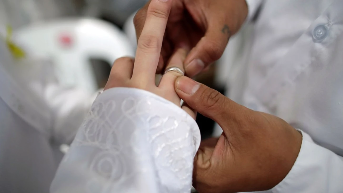 Una pareja intercambia los anillos durante la celebración de su boda en una imagen de archivo. Una pareja intercambia los anillos durante la celebración de su boda en una imagen de archivo. EFE/ Francis R. Malasig
