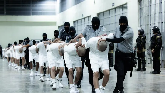 Fotografía cedida por la Presidencia de El Salvador de guardias del Centro de Confinamiento del Terrorismo (Cecot) trasladando a supuestos de la banda criminal transnacional Tren de Aragua este domingo, en San Luis Talpa (El Salvador) Fotografía cedida por la Presidencia de El Salvador de guardias del Centro de Confinamiento del Terrorismo (Cecot) trasladando a supuestos de la banda criminal transnacional Tren de Aragua este domingo, en San Luis Talpa (El Salvador)