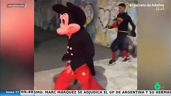 El vídeo viral de 'Mickey Mouse' y 'Superman' que va a alimentar tus pesadillas: "'Superman' se cae porque se le ha olvidado la capa" El vídeo viral de 'Mickey Mouse' y 'Superman' que va a alimentar tus pesadillas: "'Superman' se cae porque se le ha olvidado la capa"