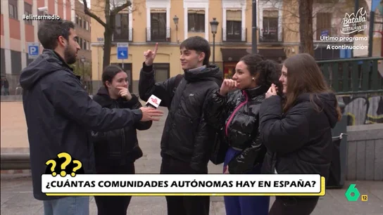 La llamativa respuesta de una chica cuando Isma Juárez pregunta qué pasó el 23F: "Hubo un atentado en las Torres Gemelas" El reportero propone un concurso a varios grupos de jóvenes para que demuestren sus conocimientos sobre cultura general. El premio será poder compartir su usuario en redes sociales "para que le siga un montón de peña".