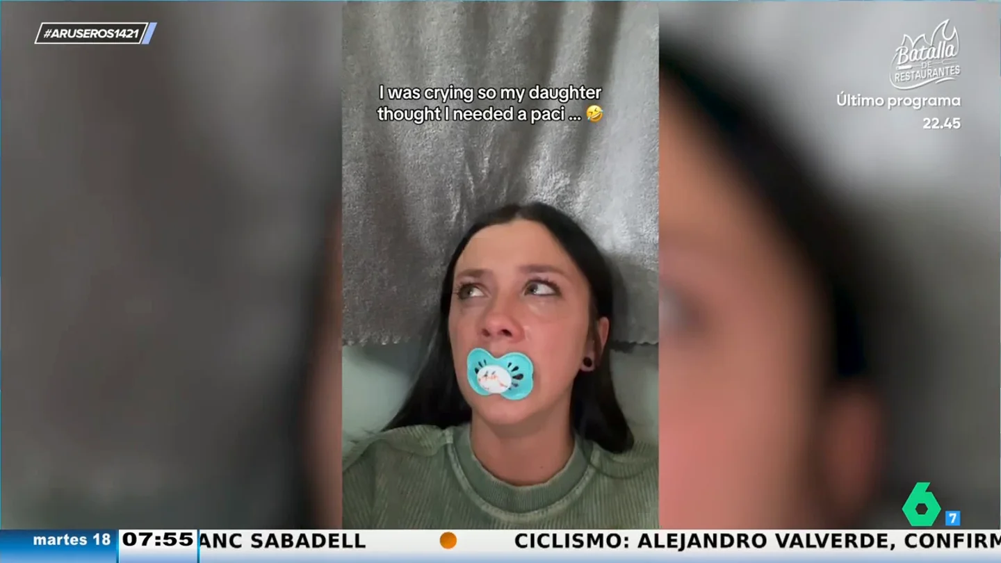 La divertida reacción de un bebé al ver el llanto desconsolado de su madre La divertida reacción de un bebé al ver el llanto desconsolado de su madre