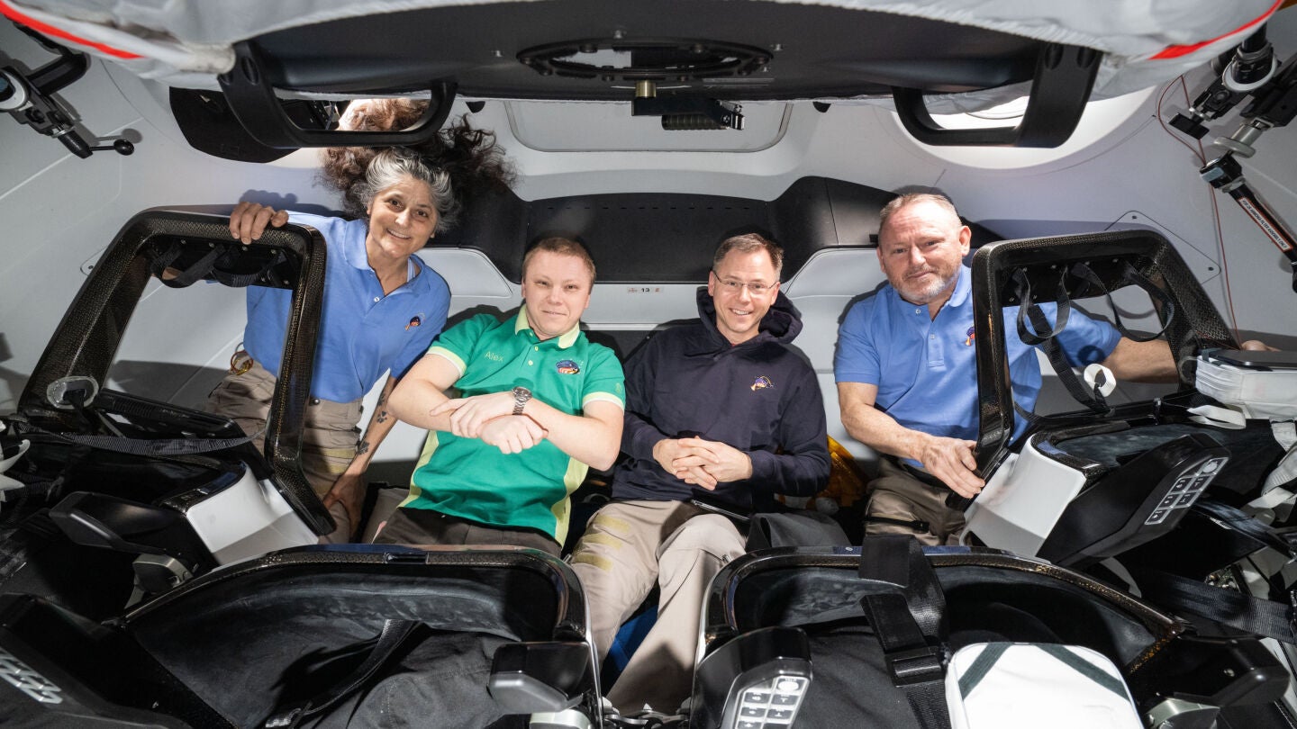 Nick Hague, Suni Williams y Butch Wilmore, junto con el cosmonauta de Roscosmos Aleksandr Gorbunov