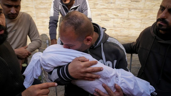 Un hombre llora la muerte de su bebé tras el ataque masivo de Israel sobre Gaza, en la madrugada de este martes. Un hombre llora la muerte de su bebé tras el ataque masivo de Israel sobre Gaza, en la madrugada de este martes.
