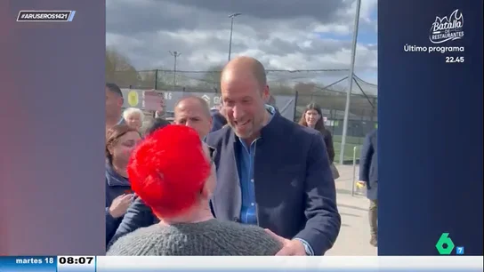El príncipe Guillermo bromea sobre su calvicie con una señora con el pelo rojo: "Ojalá tuviera el pelo así" El príncipe Guillermo bromea sobre su calvicie con una señora con el pelo rojo: "Ojalá tuviera el pelo así"