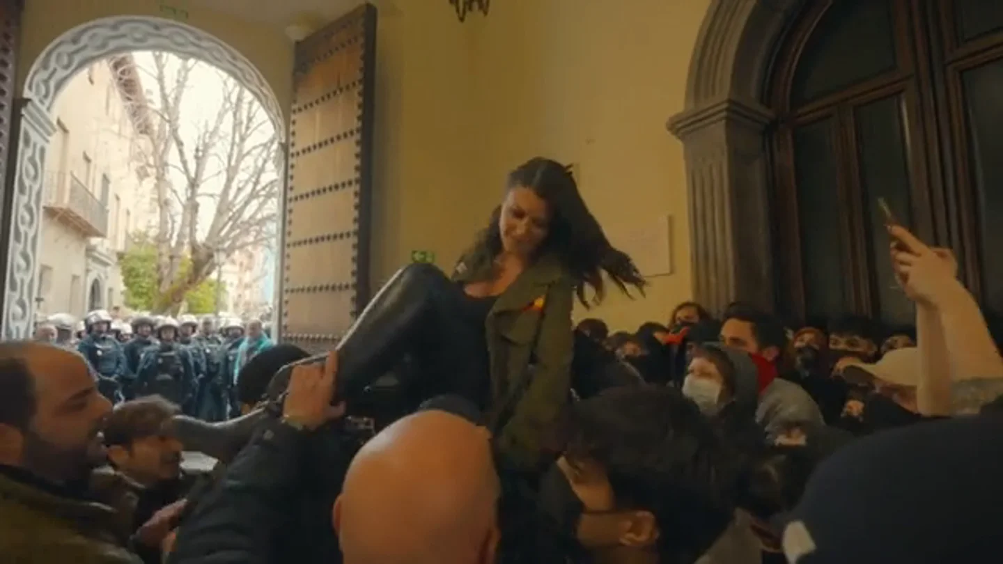 Macarena Olona salta sobre una multitud que protestaba contra ella: tirones de pelo y dos detenidos en Granada Macarena Olona salta sobre una multitud que protestaba contra ella: tirones de pelo y dos detenidos en Granada