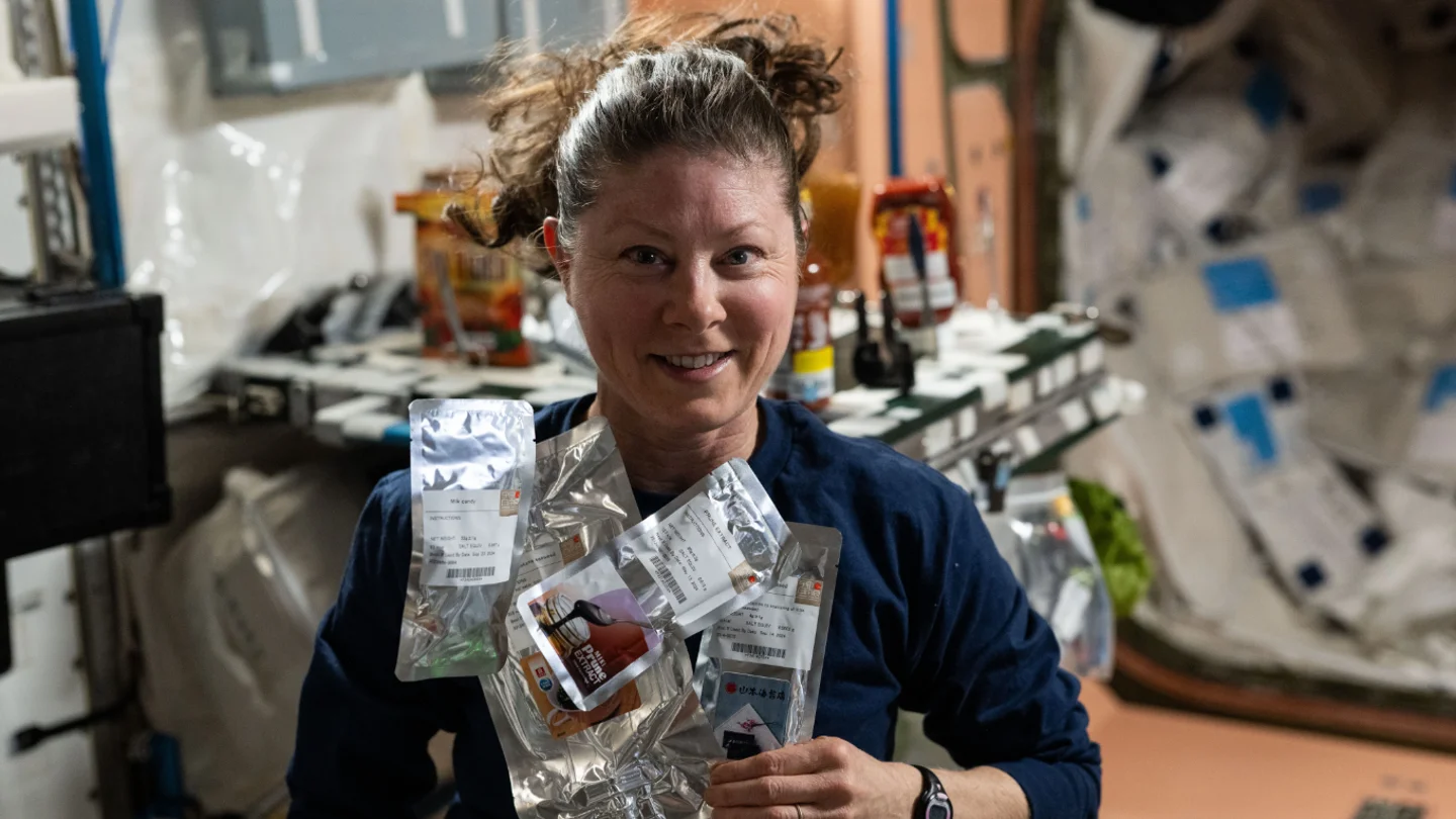 La astronauta Tracy C. Dyson muestra varios paquetes de comida de la agencia aeroespacial japonesa desde la Estación Espacial Internacional La astronauta Tracy C. Dyson muestra varios paquetes de comida de la agencia aeroespacial japonesa desde la Estación Espacial Internacional
