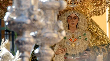 Imagen de la Virgen en la Semana Santa de Sevilla