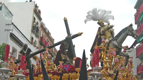 Imagen de Cristo con la Cruz en la Semana Santa de Sevilla Imagen de Cristo con la Cruz en la Semana Santa de Sevilla
