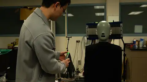 Maniquí con micrófonos en las orejas para medir la presencia o ausencia de sonido Maniquí con micrófonos en las orejas para medir la presencia o ausencia de sonido