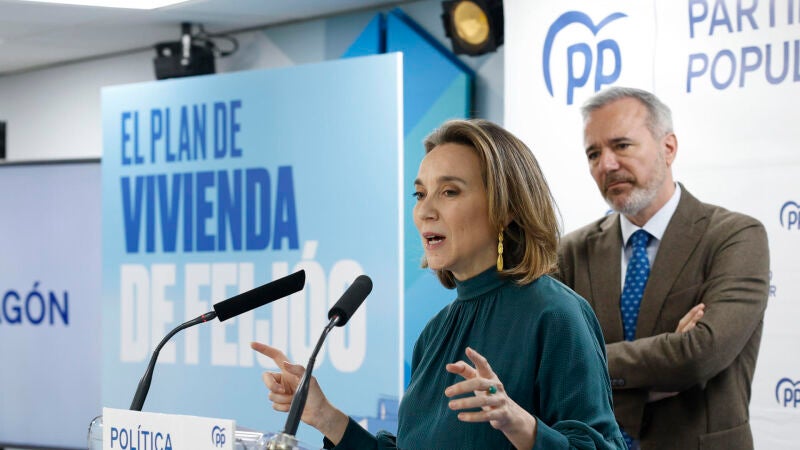 La secretaria general del PP, Cuca Gamarra, con el presidente de Aragón, Jorge Azcón