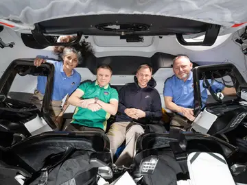 Astronautas en su viaje de regreso a la Tierra Astronautas en su viaje de regreso a la Tierra