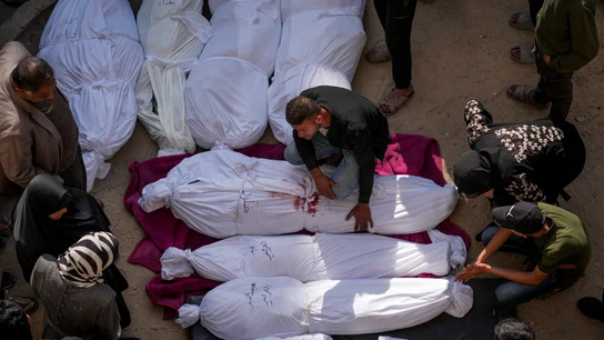 Ciudadanos palestinos entierran a algunas de las víctimas del ataque de Israel en el que han muerto 424 personas Ciudadanos palestinos entierran a algunas de las víctimas del ataque de Israel en el que han muerto 424 personas