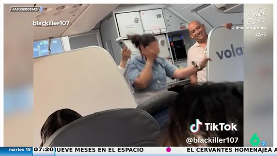 El momento 'tierra, trágame' de una azafata cuando se equivoca de compañía aérea: "Viva Aerobús, ra ra ra" El momento 'tierra, trágame' de una azafata cuando se equivoca de compañía aérea: "Viva Aerobús, ra ra ra"