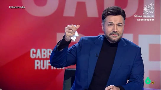 'Gabriel Rufián', tajante sobre las negociaciones entre Junts y el Gobierno: "Son como los tratos entre los mafiosos" "Para lograr los Presupuestos el PSOE le ha dicho a Junts lo mismo que Vito Corleone a Johnny Fontane", afirma 'Gabriel Rufián' imitado por Raúl Pérez en este vídeo, donde valora el acuerdo entre los independentistas y el Gobierno.