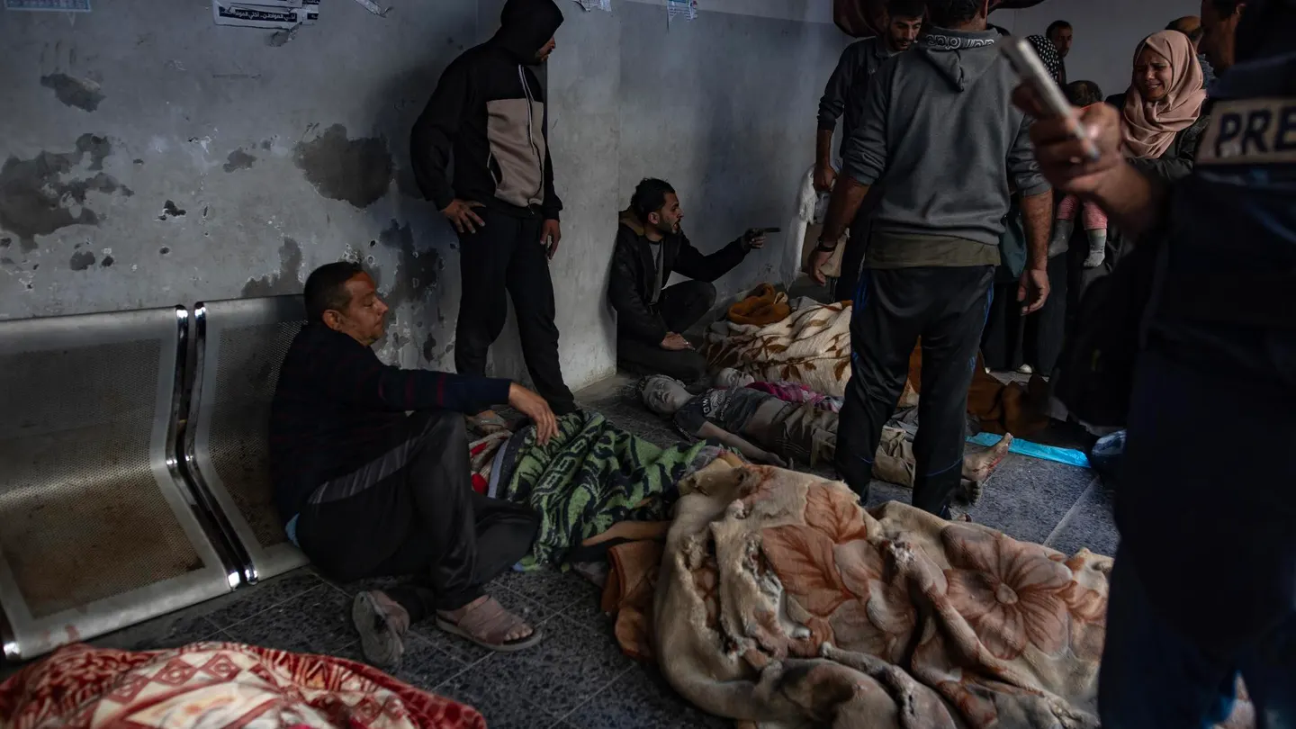 Varios palestinos junto a cadáveres en un hospital de la ciudad de Gaza, este martes. Varios palestinos junto a cadáveres en un hospital de la ciudad de Gaza, este martes.
