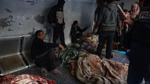 Varios palestinos junto a cadáveres en un hospital de la ciudad de Gaza, este martes. Varios palestinos junto a cadáveres en un hospital de la ciudad de Gaza, este martes.