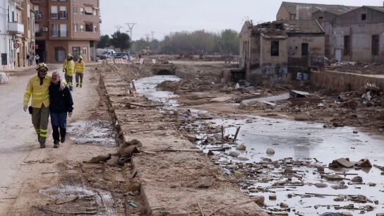 Bomberos descansan de las tareas de limpieza y reconstrucci&oacute;n en Catarroja tras la dana. 