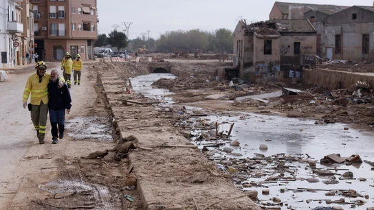Bomberos descansan de las tareas de limpieza y reconstrucción en Catarroja tras la dana. Bomberos descansan de las tareas de limpieza y reconstrucción en Catarroja tras la dana.