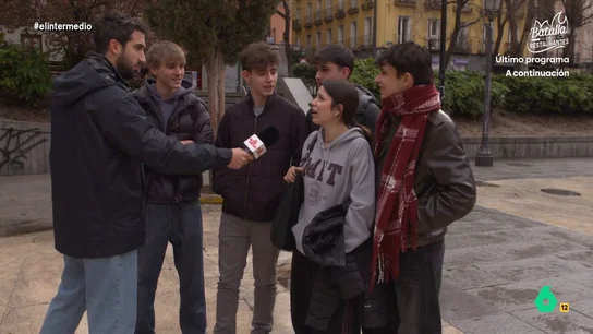 Una chica sorprende a Isma Juárez con su conocimiento sobre frases de Rajoy: "Pero, ¿por qué eres su biógrafa?" El reportero pone a prueba a un grupo de jóvenes y les hace varias preguntas sobre cultura general. ¿Serán capaces de responder las cuestiones planteadas? Descubre sus respuestas en el vídeo principal.