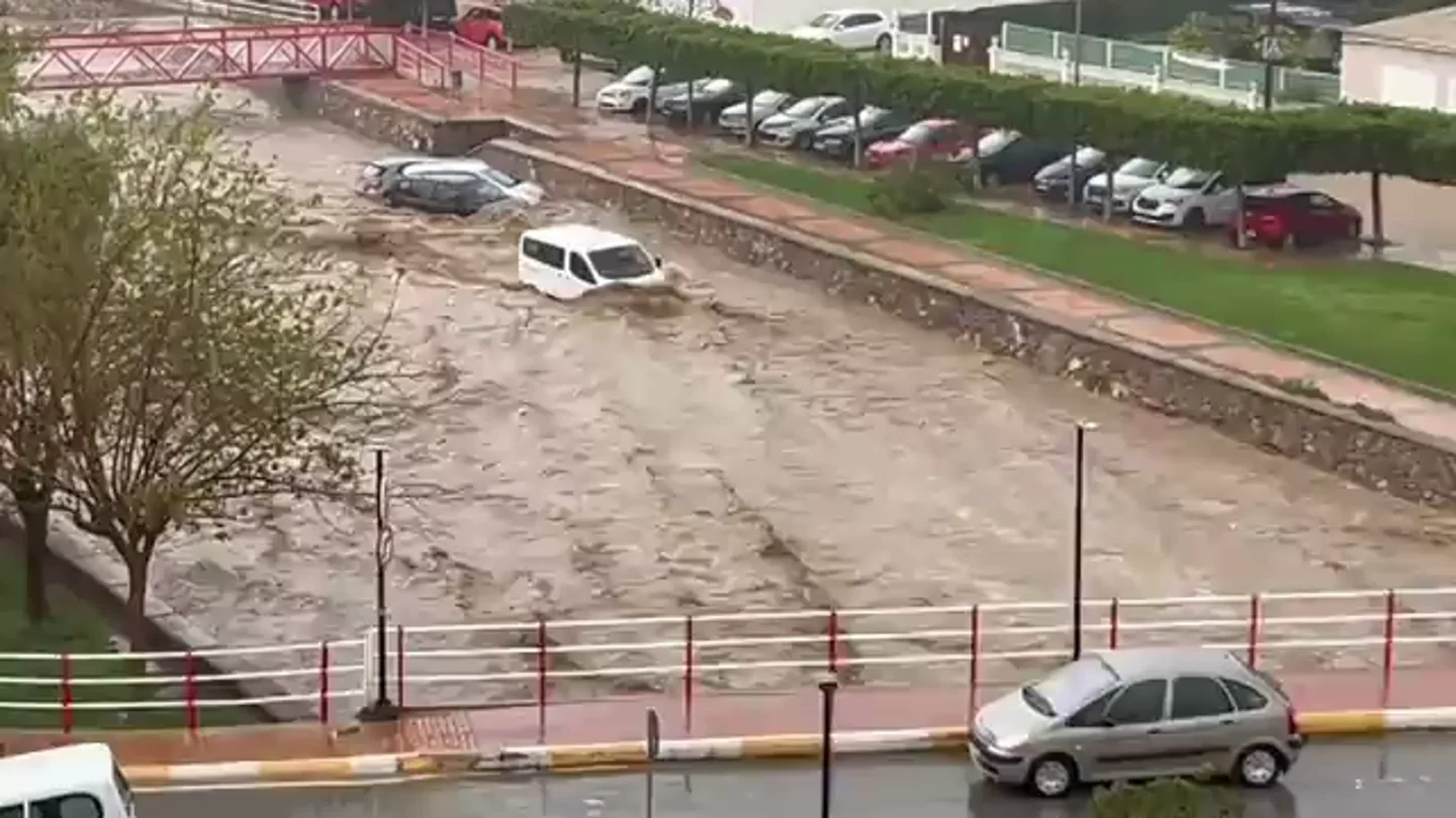 El fuerte temporal golpea Murcia: medio centenar de incidencias, coches arrastrados y personas atrapadas en Águilas El fuerte temporal golpea Murcia: medio centenar de incidencias, coches arrastrados y personas atrapadas en Águilas