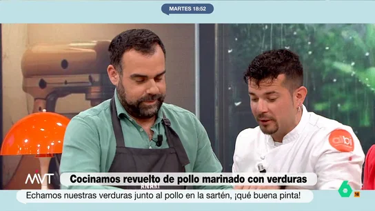"En mi época fui albañil": Javier Bastida defiende su habilidad usando la espátula El chef Carlos Maldonado propone a Cristina Pardo y Javier Bastida preparar un revuelto de pollo con verduras. El reportero ha sido el encargado de supervisar el cocinado de las verduras.