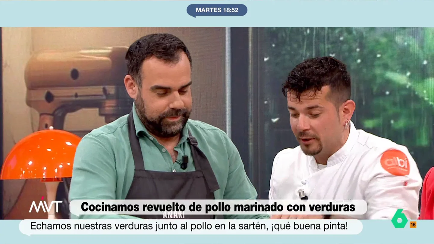 "En mi época fui albañil": Javier Bastida defiende su habilidad usando la espátula El chef Carlos Maldonado propone a Cristina Pardo y Javier Bastida preparar un revuelto de pollo con verduras. El reportero ha sido el encargado de supervisar el cocinado de las verduras.