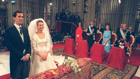 Jaime de Marichalar y la infanta Elena, durante la ceremonia de su boda en la Catedral de Sevilla, en 1995.  Jaime de Marichalar y la infanta Elena, durante la ceremonia de su boda en la Catedral de Sevilla, en 1995.