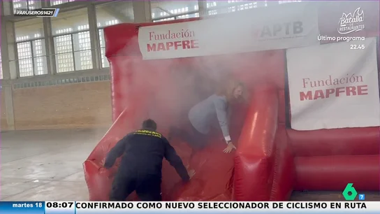 La infanta Elena, bombera por un día: de apagar un incendio a bajar por un tobogán "haciendo la croqueta" La infanta Elena, bombera por un día: de apagar un incendio a bajar por un tobogán "haciendo la croqueta"