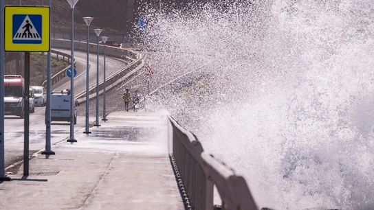 En la imagen el mar batiendo en la zona de El Rincón, en la playa de Las Canteras, en la capital grancanaria En la imagen el mar batiendo en la zona de El Rincón, en la playa de Las Canteras, en la capital grancanaria