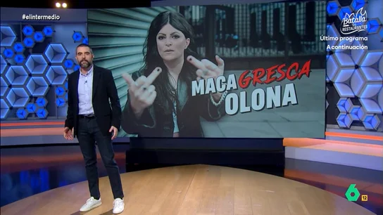 Dani Mateo y la 'lucha libre' de Macarena Olona en la Universidad de Granada: así 'atacó' a los estudiantes con la "croqueta loca" "Si Macarena Olona destacó en algo, fue por su capacidad para generar polémicas y altercados", afirma Dani Mateo, que en este vídeo recuerda sus "pollos" más conocidos, incluyendo el de ayer en la Universidad de Granada.