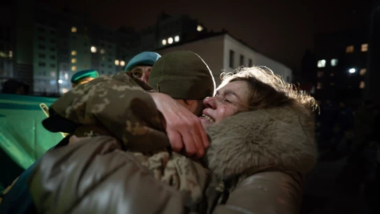 Imagen de archivo de un militar ucraniano abrazando a una familiar tras ser liberado en un canje de prisioneros de guerra con Rusia. Imagen de archivo de un militar ucraniano abrazando a una familiar tras ser liberado en un canje de prisioneros de guerra con Rusia.