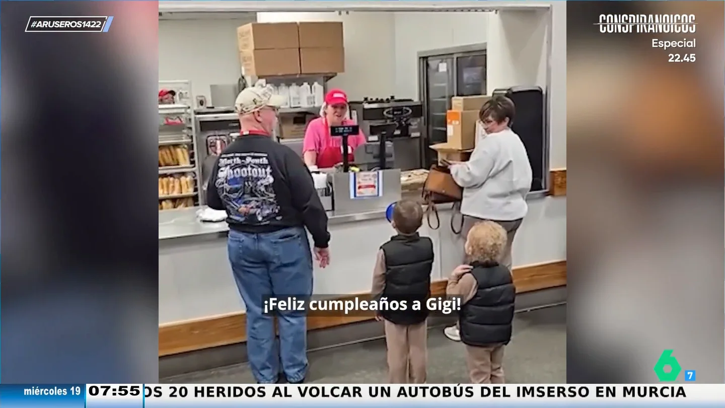 Dos niños sorprenden a su abuela el día de su cumpleaños yendo a su trabajo con un megáfono: esto es lo que hacen los pequeños Dos niños sorprenden a su abuela el día de su cumpleaños yendo a su trabajo con un megáfono: esto es lo que hacen los pequeños