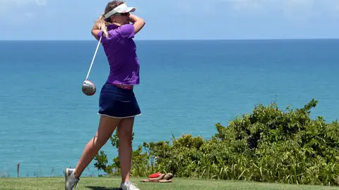 Mujer jugando al golf Mujer jugando al golf