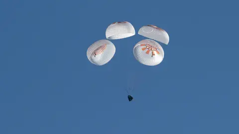 Amerizaje de la cápsula de SpaceX en paracaídas Amerizaje de la cápsula de SpaceX en paracaídas