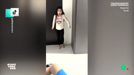 La broma macabra de un padre al fingir un infarto delante de su hija: "Se va a independizar a los 14" Con motivo del día del padre, Zapeando comparte este vídeo viral protagonizado por un hombre que no ganará el premio al padre del año después de darle un susto de muerte a su hija: "Esa niña tiene un trauma de por vida", opina Mónica Cruz.