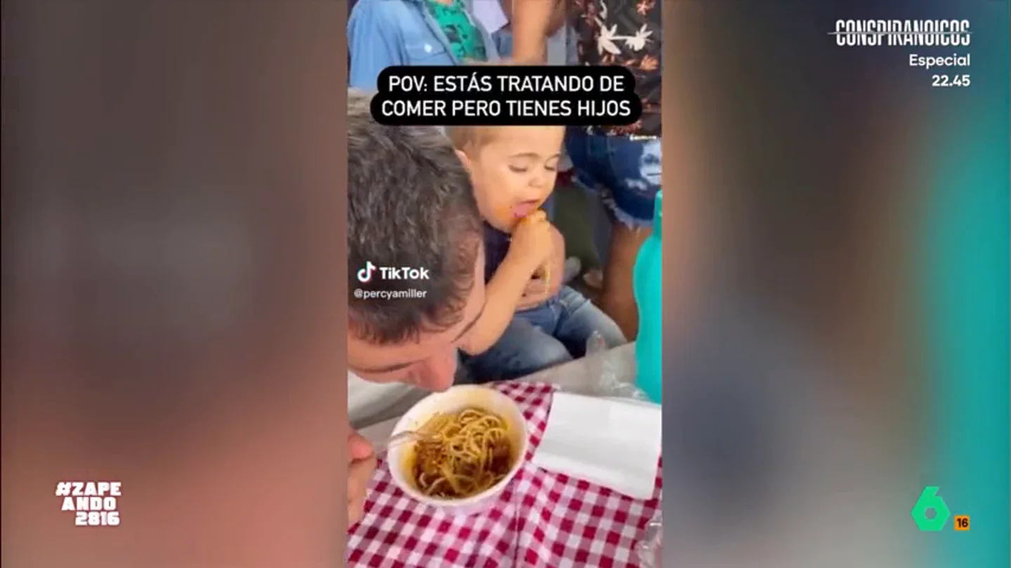 Un hombre se hace viral al demostrar que comer siendo padre no es fácil: "Primero te quitan el sueño y luego la comida" Quique Peinado no ha dudado en comentar las imágenes en las que se puede ver a un hombre intentando disfrutar de un plato de espaguetis mientras su hijo se los 'roba' directamente del tenedor.