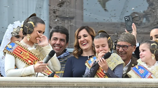 La alcaldesa de València, María José Catalá, y el presidente de la Generalitat, Carlos Mazón, junto a las Falleras Mayores, en la última mascletà de las Fallas 2024 La alcaldesa de València, María José Catalá, y el presidente de la Generalitat, Carlos Mazón, junto a las Falleras Mayores, en la última mascletà de las Fallas 2024