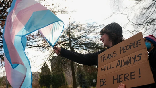 Protesta ante un hospital de Seattle que ha pospuesto cirugías de transición a menores tras una orden de Donald Trump Protesta ante un hospital de Seattle que ha pospuesto cirugías de transición a menores tras una orden de Donald Trump
