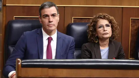 El presidente del Gobierno, Pedro Sánchez, y la vicepresidenta primera y ministra de Hacienda, María Jesús Montero, este miércoles en el Congreso de los Diputados. El presidente del Gobierno, Pedro Sánchez, y la vicepresidenta primera y ministra de Hacienda, María Jesús Montero, este miércoles en el Congreso de los Diputados.