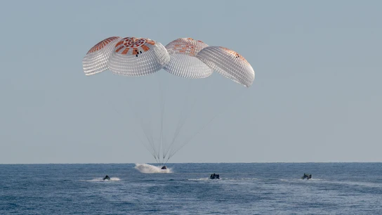 otografía cedida por la NASA donde aparecen equipos de apoyo mientras van hacia el módulo de la nave espacial SpaceX Dragon en la que regresaron los astronautas 'atrapados' en la EEI nueve meses otografía cedida por la NASA donde aparecen equipos de apoyo mientras van hacia el módulo de la nave espacial SpaceX Dragon en la que regresaron los astronautas 'atrapados' en la EEI nueve meses