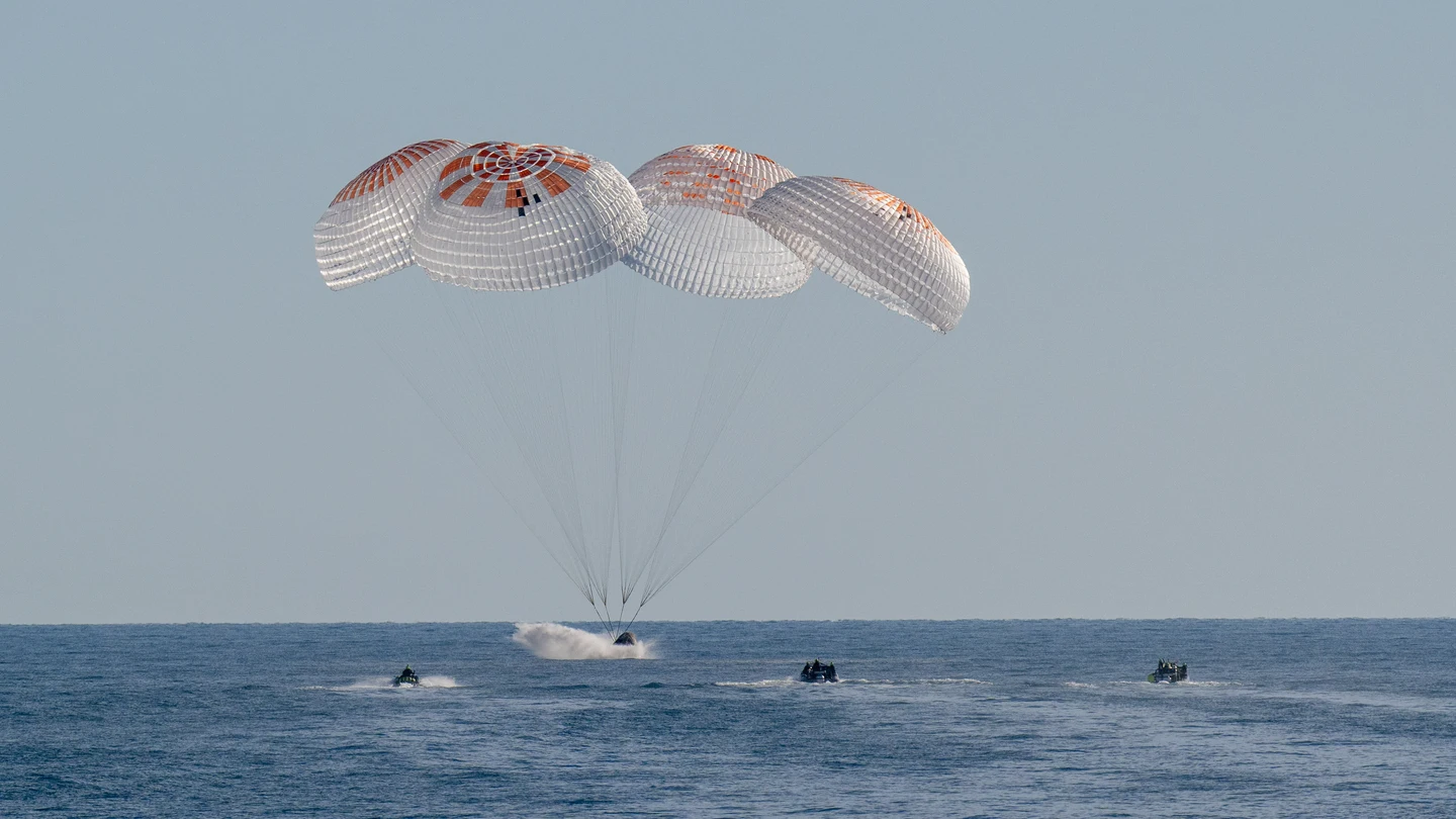otografía cedida por la NASA donde aparecen equipos de apoyo mientras van hacia el módulo de la nave espacial SpaceX Dragon en la que regresaron los astronautas 'atrapados' en la EEI nueve meses otografía cedida por la NASA donde aparecen equipos de apoyo mientras van hacia el módulo de la nave espacial SpaceX Dragon en la que regresaron los astronautas 'atrapados' en la EEI nueve meses
